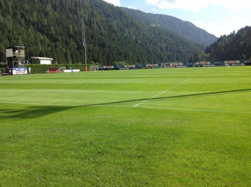 FOTO FV, Complimenti di Pioli all'addetto al campo