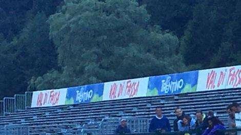 FOTO FV, Pioli firma autografi a fine allenamento