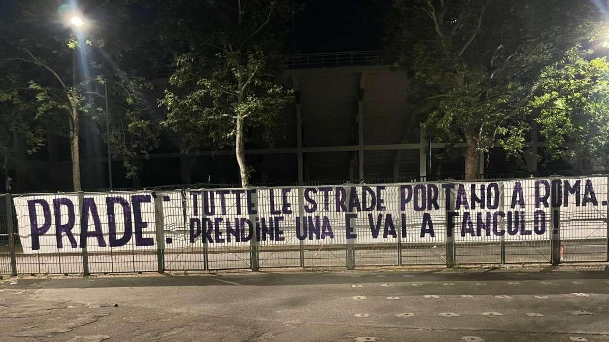 Curva Fiesole, altro durissimo striscione contro Pradè: "Prendi una strada per Roma e vai a..."