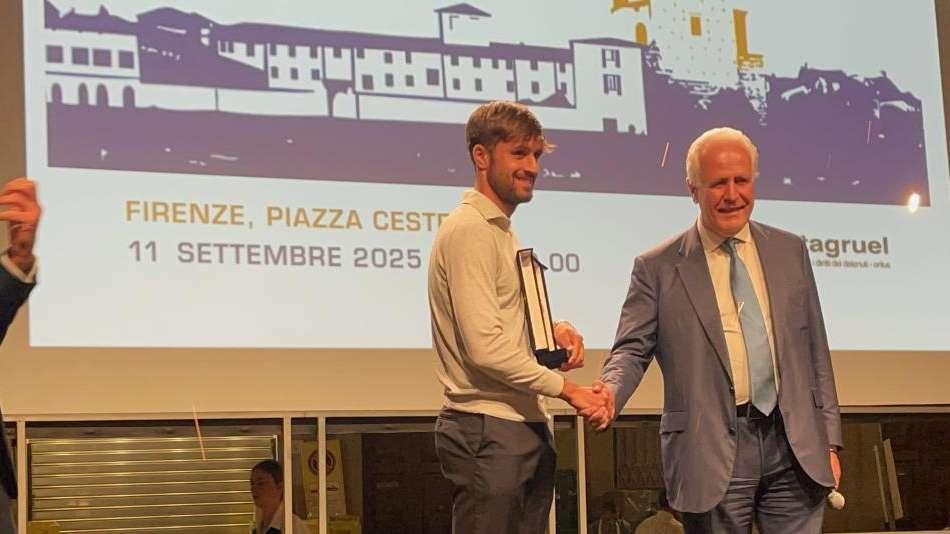 Il capitano della Fiorentina Ranieri premiato con il Torrino d'oro: il video di FirenzeViola