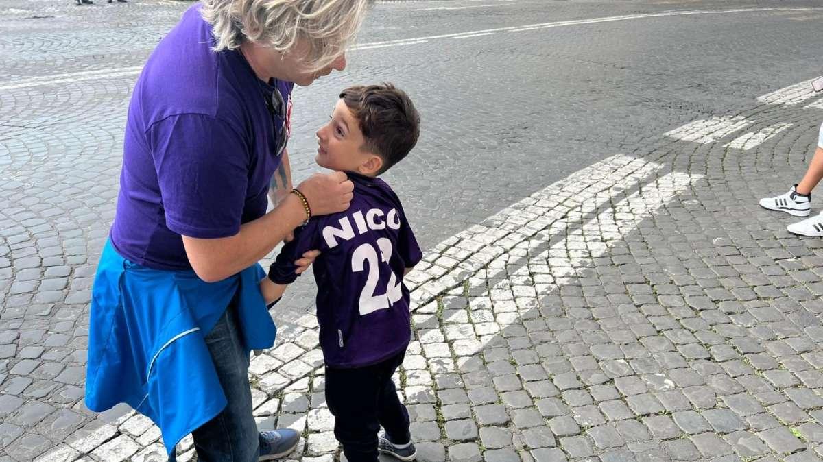 FOTO FV, Padre e figlio ad aspettare i viola a Roma