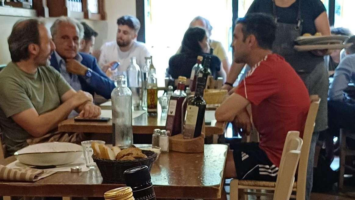 Cesc Fabregas a pranzo a Firenze per il corso da allenatore: il nostro scatto