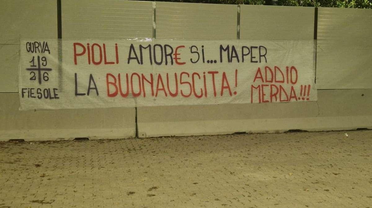 La Curva Fiesole contro Pioli: le foto degli striscioni di fuoco dopo l’esonero
