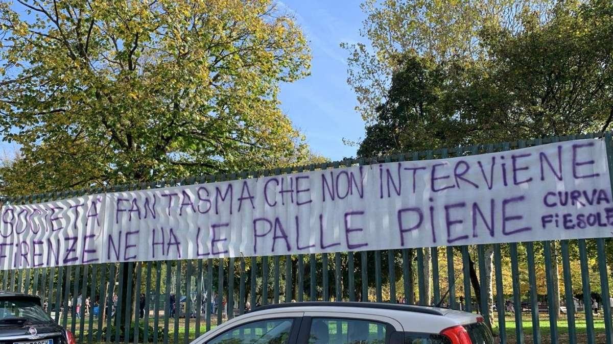 Altri due striscioni allo stadio: "Società fantasma" e "Giocatori e allenatore senza dignità"