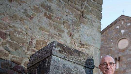 ANDREA DELLA VALLE INCONTRA I CAPI DELLA FIESOLE. DA OGGI A FIRENZE. E SARA’ DIEGO A SPIEGARE IL RILANCIO DELLA FIORENTINA. SAPONARA NUOVA CHANCE. ASTORI, TANTE IDEE PER RENDERLO IMMORTALE