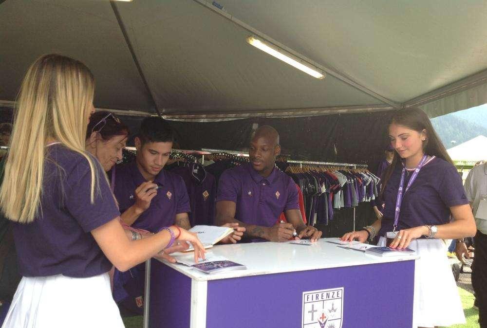 FOTO FV, Dabo e Diks al Village firmano autografi 