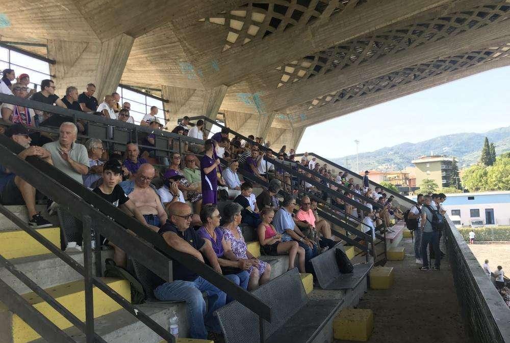 FOTO FV, Tribuna gremita allo stadio di Montecatini