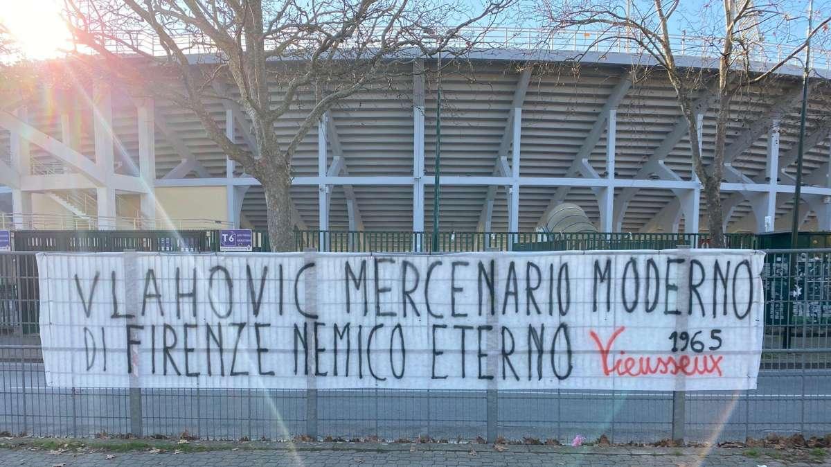 VIEUSSEUX, Striscione: "DV9 nemico eterno"