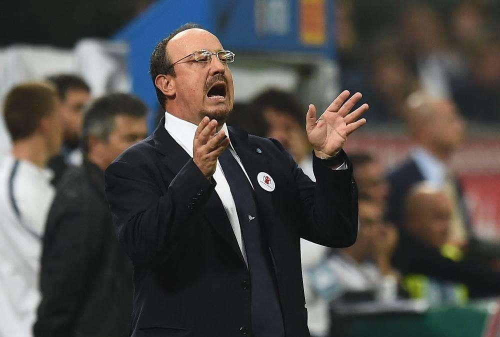 NAPOLI, Sprangate dei tifosi al pullman a Berna