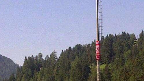 MOENA, Striscione 7 Bello "arrampicato" sul palo