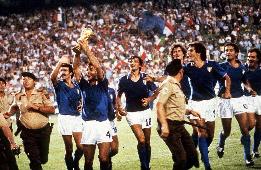 MUNDIAL '82, Maglia su maxischermi a Roma e Milano