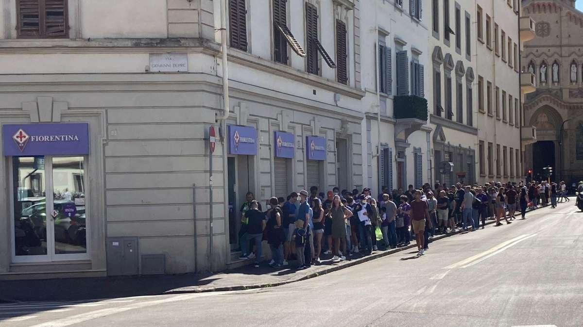 FOTO FV, La fila last-minute per un biglietto al Franchi