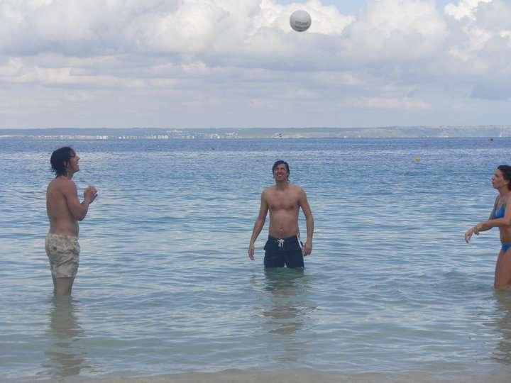 JO-JO SI ALLENA ANCHE AL MARE... MA A PALLAVOLO!!! 