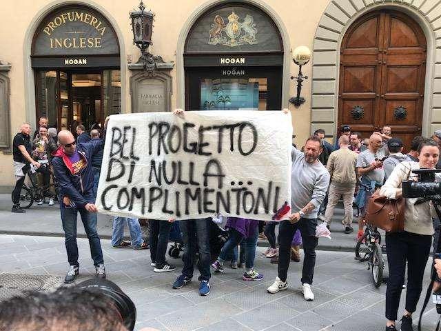 FOTO FV, Quanti striscioni ironici nel flash mob