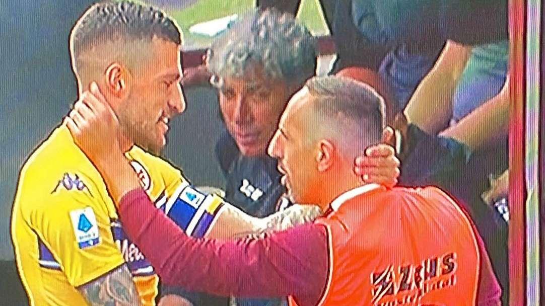 FOTO, Abbraccio tra Biraghi e Ribery nel pre-partita