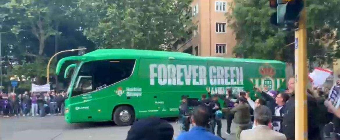 L'arrivo del Betis allo stadio Franchi: i fischi dei tifosi viola presenti, il video