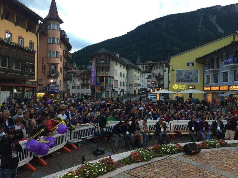 VIDEO FV, La piazza canta l'inno in attesa dei viola
