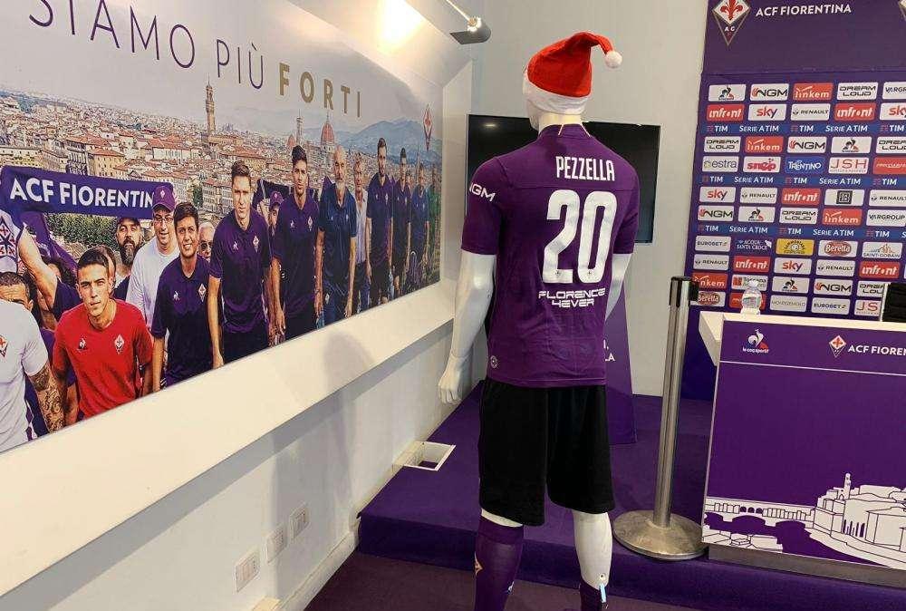 FOTO FV, Manichino Pezzella con cappello natalizio