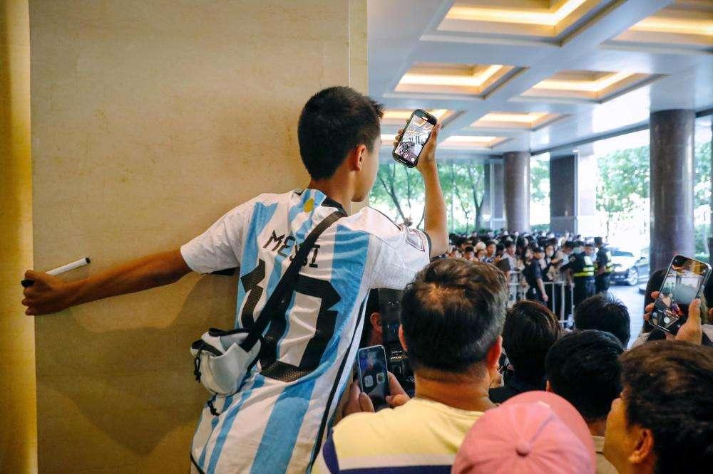 MESSI, A Pechino accolto dall'entusiasmo dei tifosi