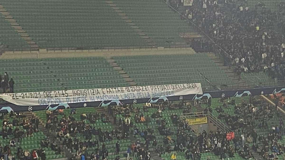 INTER, Striscione per i 18 tifosi fermati a Firenze il 21/9