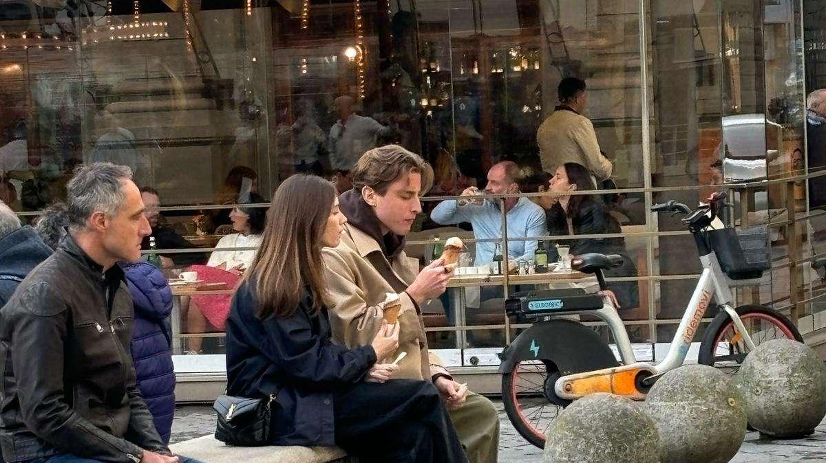 Un po' di relax per Edoardo Bove, gelato in centro in attesa di Fiorentina-Juventus: la foto