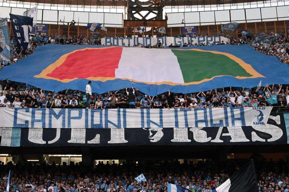NAPOLI, Tricolore al contrario: "Campioni in Italia"