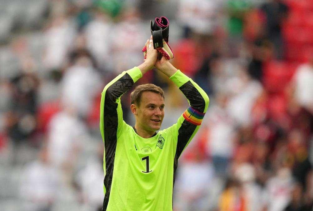 NEUER, Con fascia arcobaleno, Uefa apre inchiesta