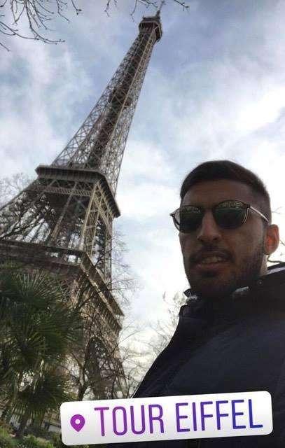 FOTO, E Maxi si fotografa ai piedi della Tour Eiffel
