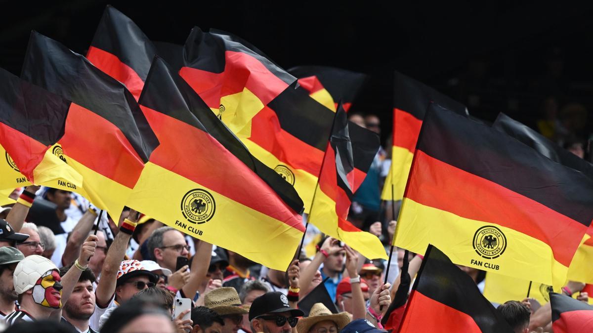 Dalla Germania: tre calciatrici salvano (e vincono) un derby tra uomini