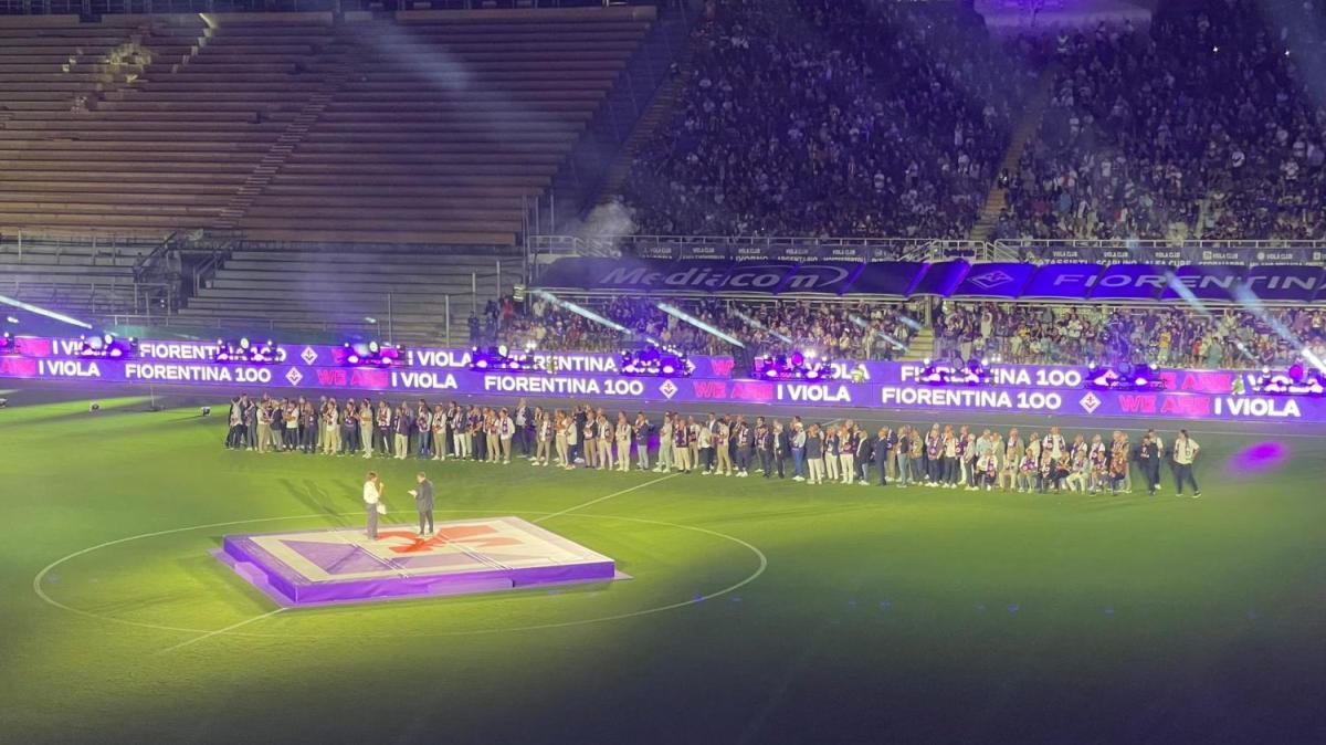 La sfilata dei campioni viola: standing ovation per Bati, Rui e Mutu. Cori per Astori