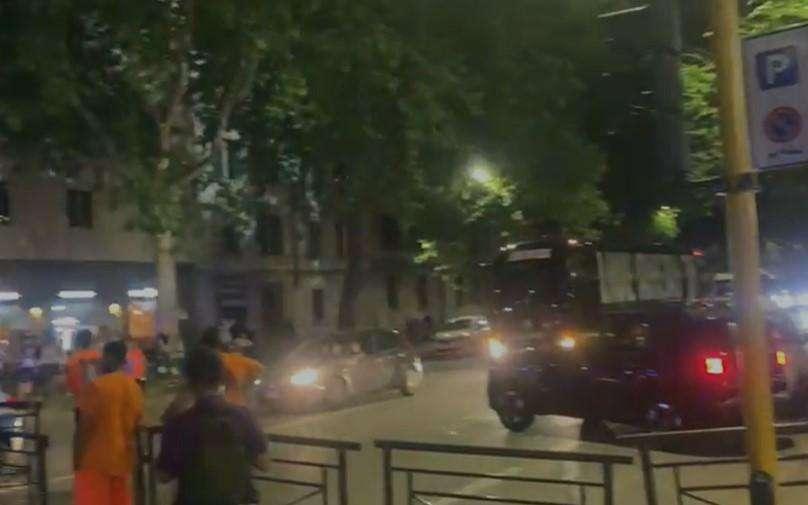 VIDEO FV, Tifosi salutano giocatori e bus della Juve