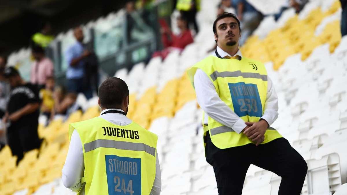 CAG-NAP, Caos tra tifosi, ferito uno steward in curva