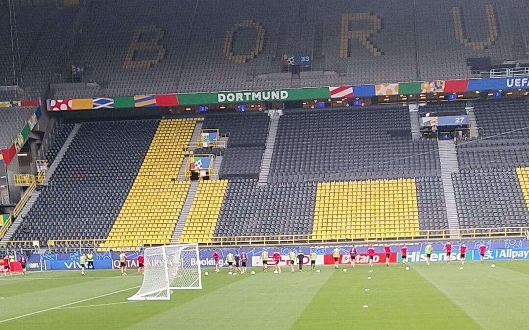 EURO 2024, A Dortmund tifosi Albania alzano il 'muro rosso'