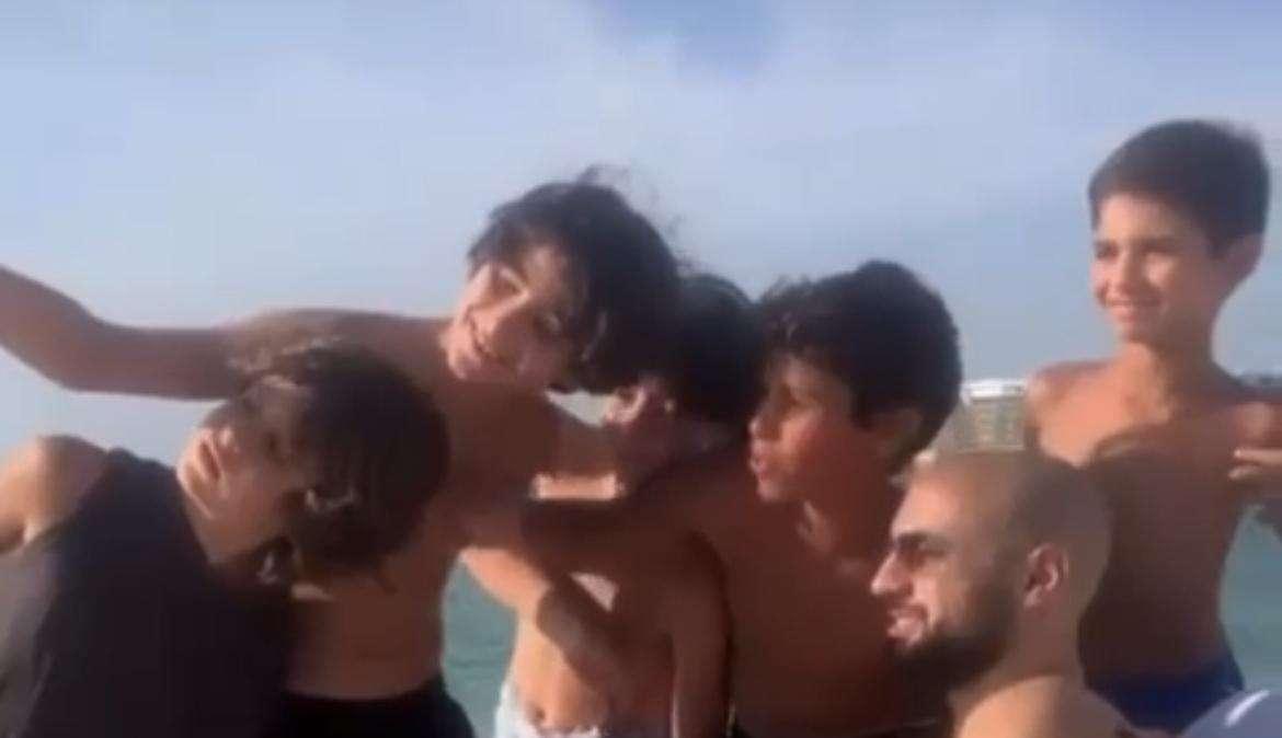 VIDEO, Selfie coi bimbi: che festa per Amrabat al mare