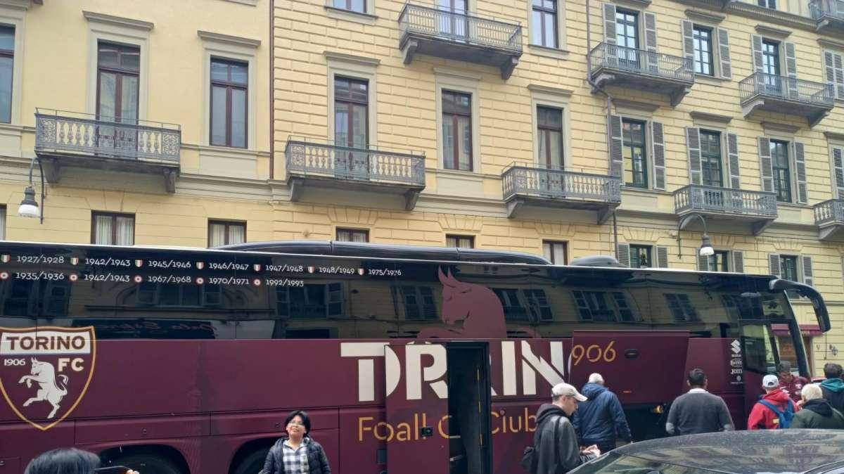 FOTO FV, Il Torino parte in pullman verso lo stadio