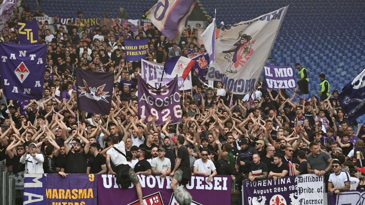 Da Pisa, ultras viola in città. Bastoni, mazze e cori: attimi di tensione, tifoserie quasi a contatto