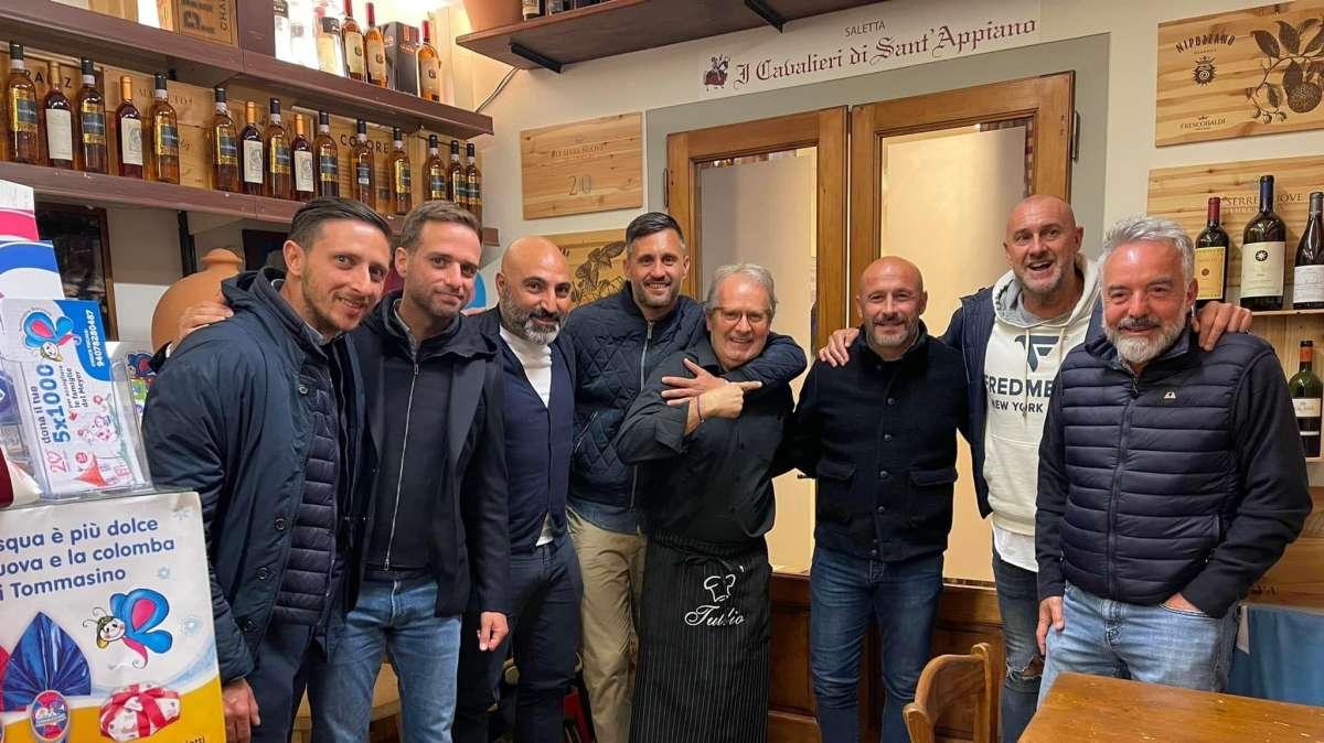 FOTO, Italiano porta a cena tutto lo staff viola