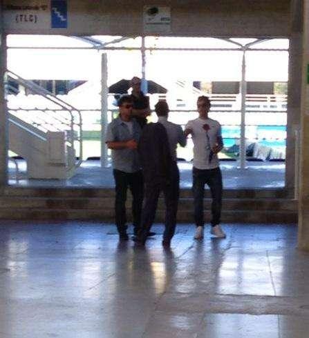 FOTO FV, Adem e l'agente si "danno il cinque"
