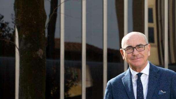 ECCO PERCHÉ ADV È PIOMBATO NEL RITIRO DI MOENA. PAROLE INCOMPRENSIBILI E INACCETTABILI. I SOLDI CI SONO O NO COME DICE CORVINO? POCHI 2-3 ACQUISTI. OBIETTIVO SETTIMO POSTO: NON E’ QUESTA LA FIORENTINA. ANCHE PER LO STADIO UN ALTRO ASSURDO RINVIO