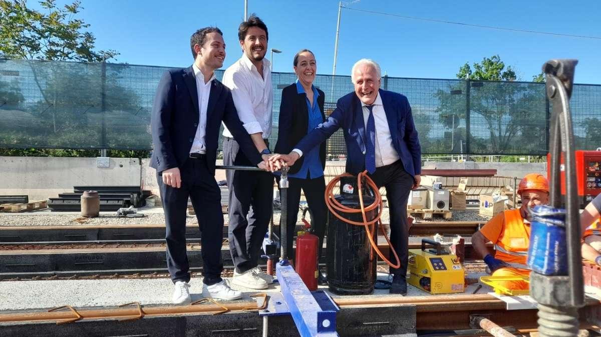 Posa del primo binario della tramvia Bagno a Ripoli-Firenze, davanti al Viola Park: le immagini