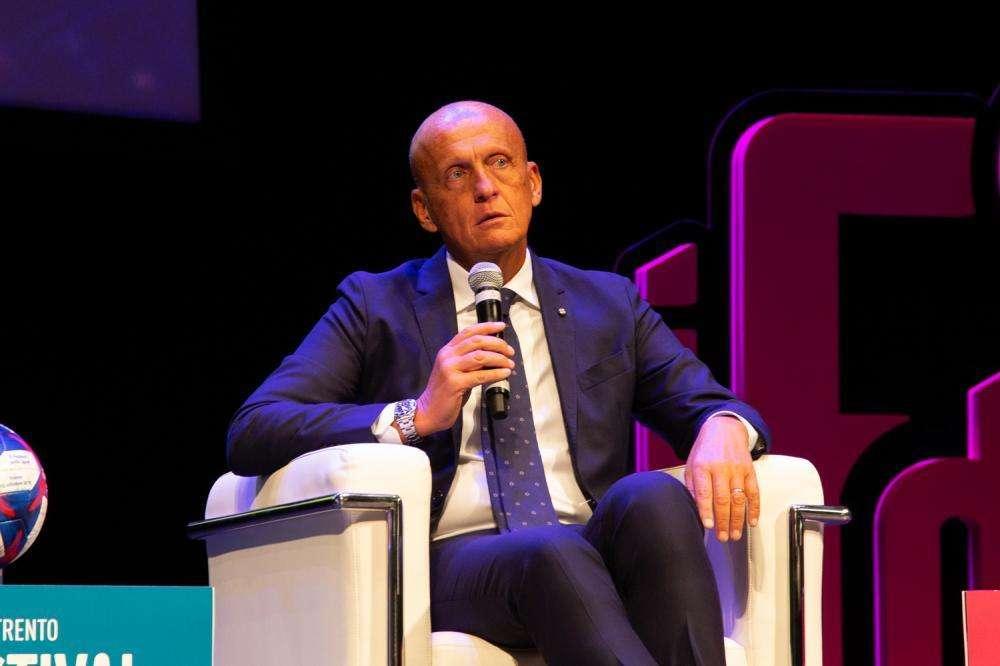 COLLINA, Var? Deve essere un paracadute. L'arbitro...