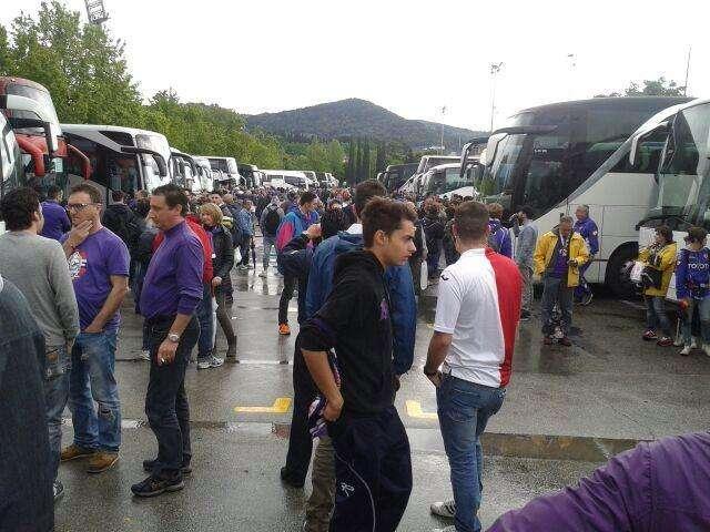 FOTO FV, Pullman viola in partenza per Roma