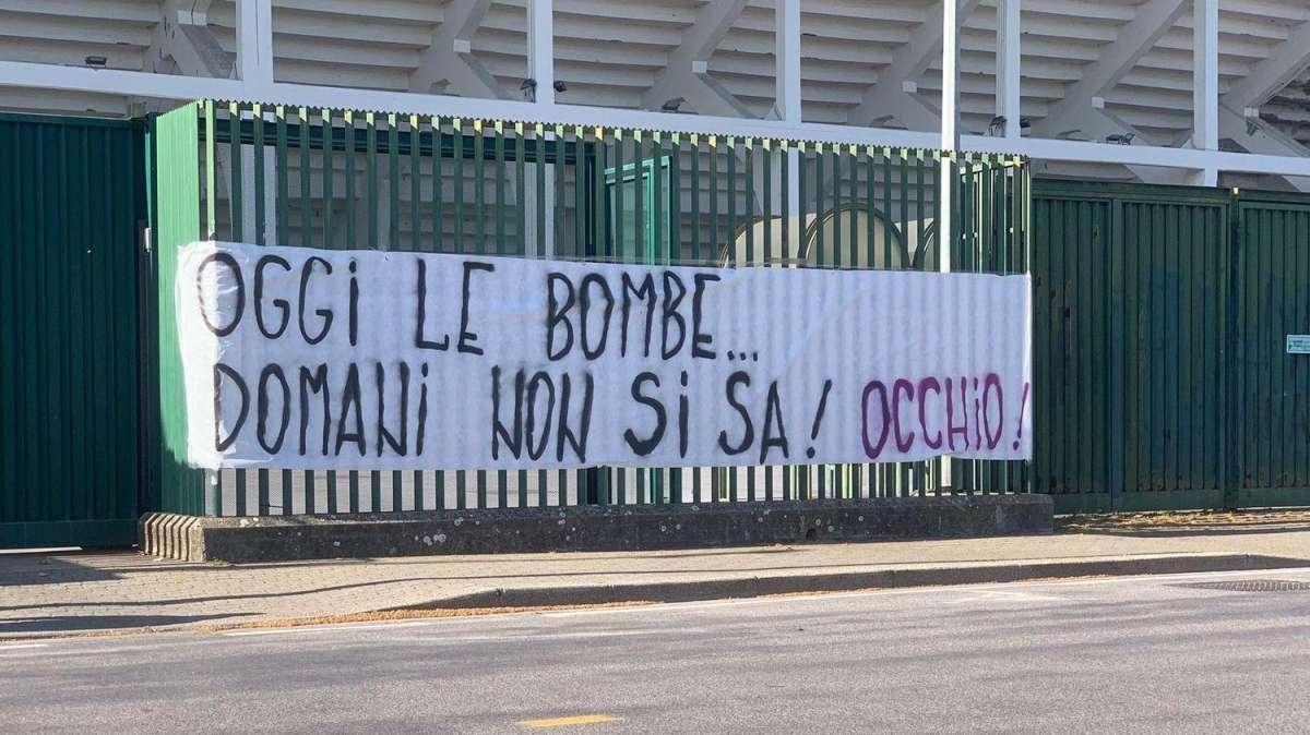 FOTO FV, Lo striscione: "Oggi le bombe, domani..."