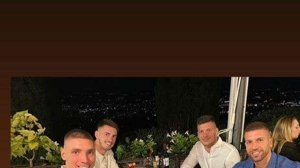 FOTO, Cena con i nuovi compagni serbi per Jovic