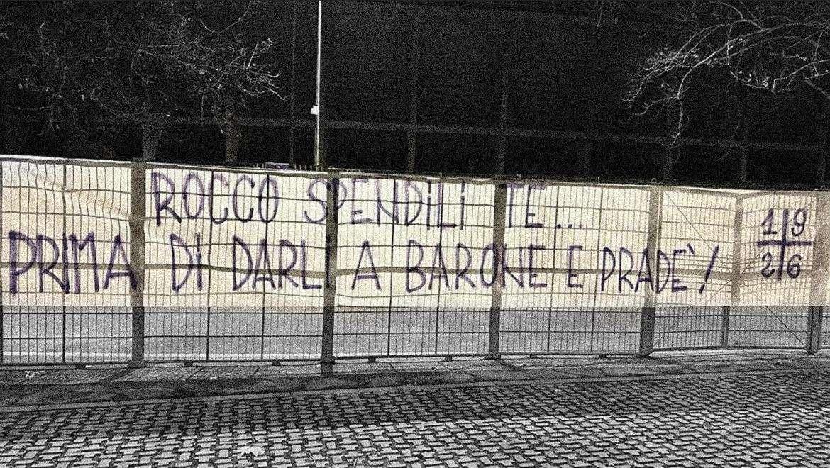 1926, Striscione: “Rocco spendi te non Barone-Pradè”