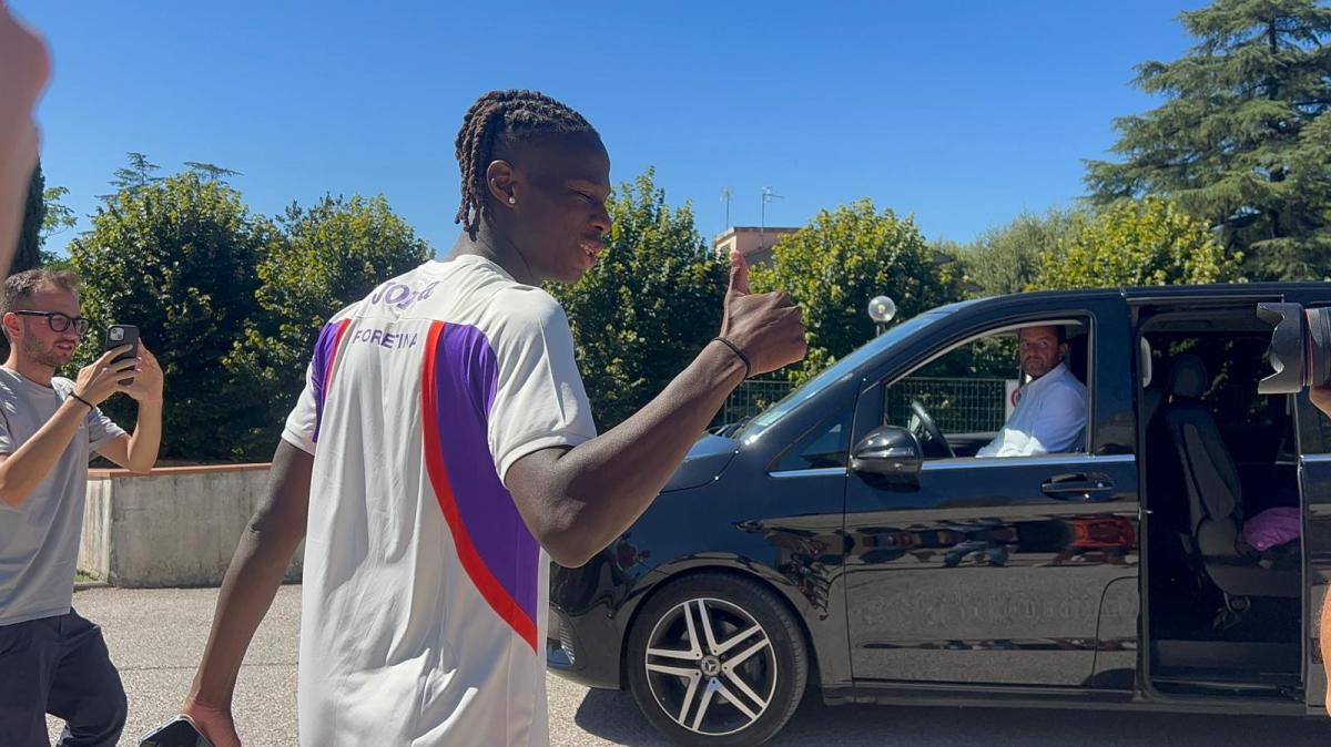 Le prime immagini di Njie a Firenze: terminate le visite mediche coi viola
