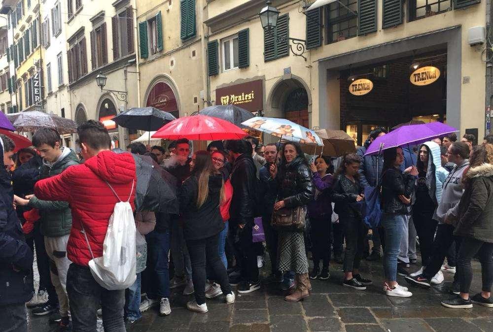 FOTO FV, Tifosi in coda per Chiesa e Milenkovic
