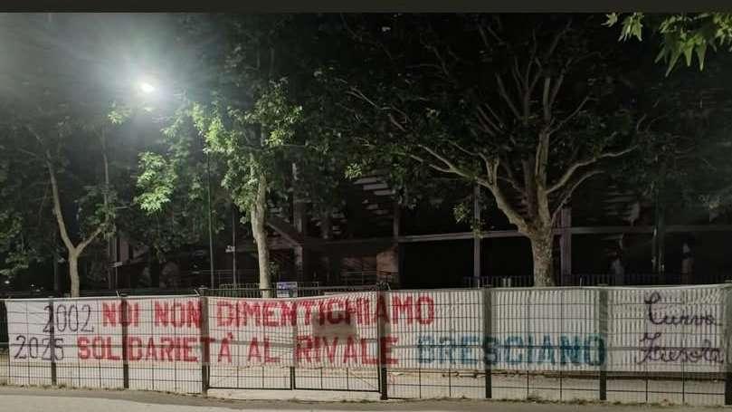 Brescia come la Fiorentina? La curva Fiesole non dimentica: "Solidarietà al rivale bresciano"
