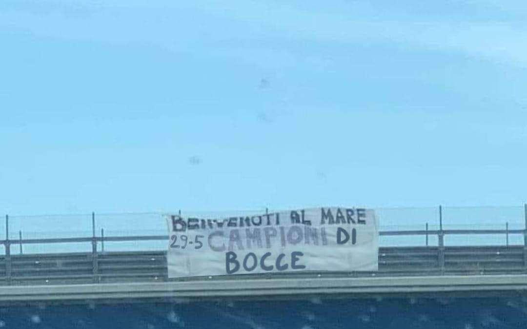 FOTO, Striscioni sulla Fi-Pi-Li: "Campioni di bocce"