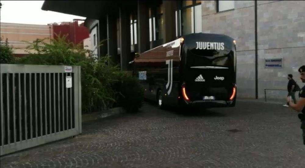VIDEO FV, La Juve arriva in hotel tra tifosi e non...